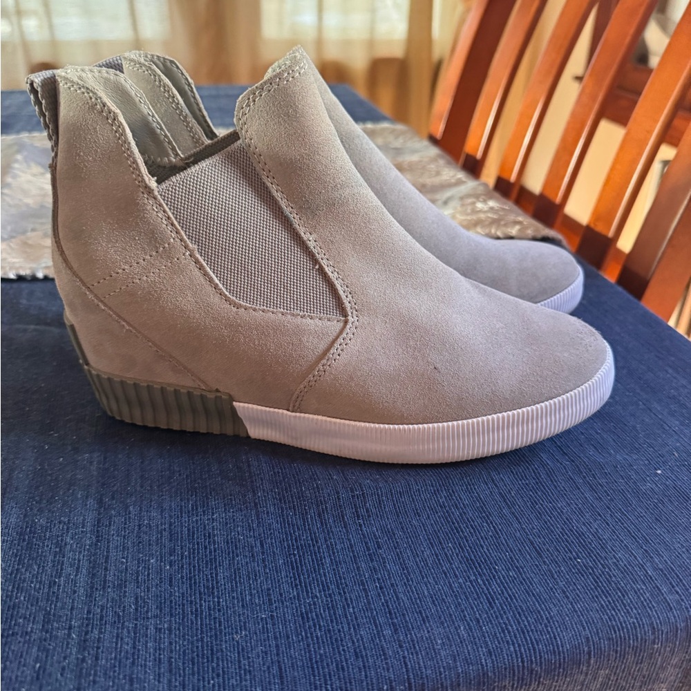 Sorel Women's Gray Suede Ankle Booties
